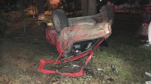 Hombre choca, vuelca y sale caminando del carro en San Cristóbal