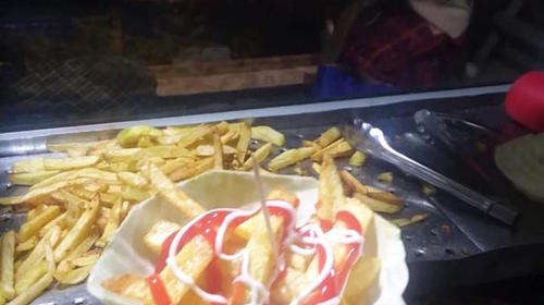 Vendedor de papas fritas cambia el pl&aacute;stico por hojas de repollo