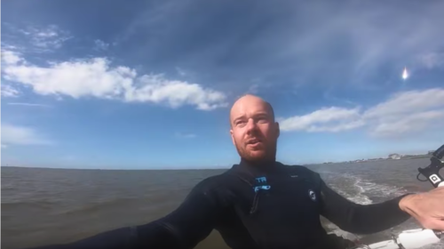 Surfista capta por accidente un meteorito que pasa sobre el mar