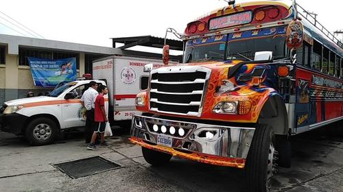 ¡Pánico en bus! Piloto conduce a hospital con heridos a bordo