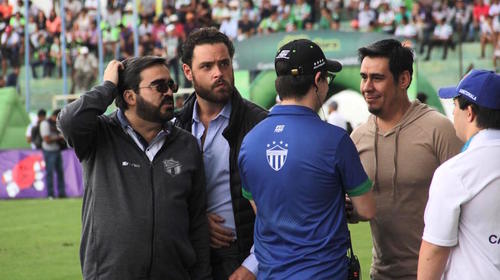 Abuchean al presidente de los Cremas en el estadio Pensativo