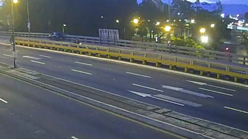 Pierde el control y casi cae al vacío, pero una barda lo detuvo