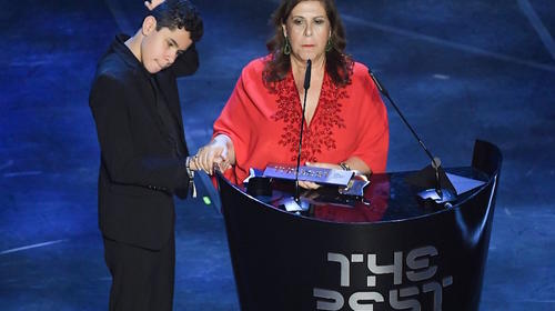 Madre que narra los partidos a su hijo ciego gana premio The Best