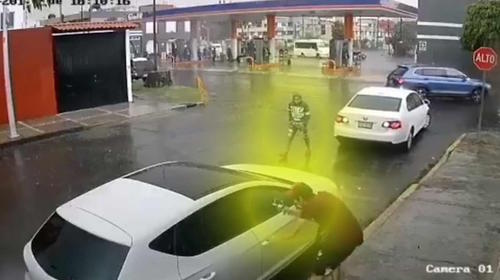 ¡En 20 segundos! Sujetos armados roban un vehículo 