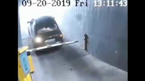 Conductor eligió la forma más desastrosa para salir de un parqueo