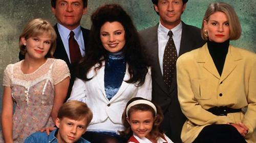 Así luce "La Niñera" a 26 años del estreno de la serie