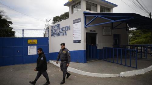 ¡Se acabó la fiesta! Así salen mujeres y niños del Preventivo