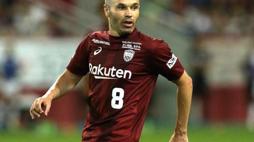 Hijo de Andrés Iniesta ya le pega al balón como su padre