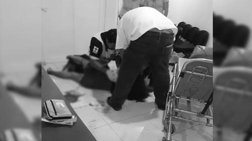 Hombre apuñala a su exnovia en audiencia de violencia de género