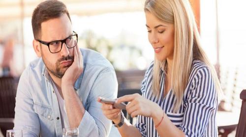 Textear constantemente a tu pareja podr&iacute;a afectar tu relaci&oacute;n