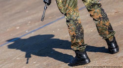 Investigan a soldados armados que beb&iacute;an en un bar