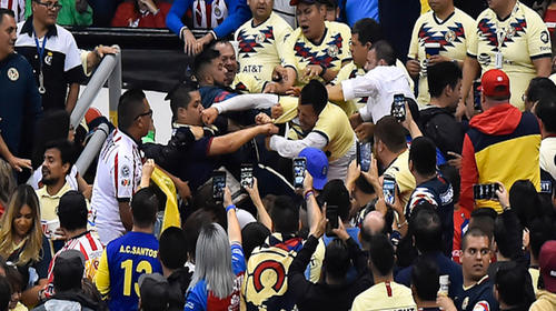 Lo patean y vuela 5 filas en una bronca en el estadio