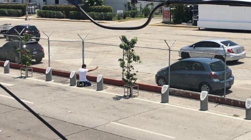 Captan a hombre rezando por pacientes con coronavirus 