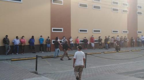 Reportan largas filas en agencias bancarias de Villa Nueva