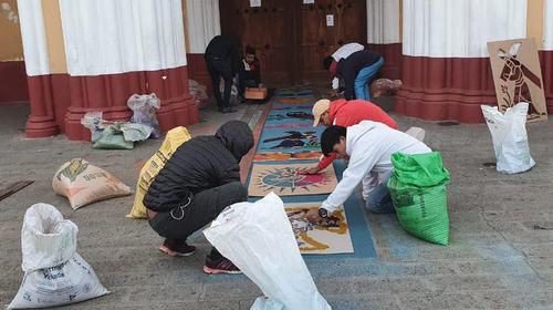 Vecinos de Antigua hicieron alfombra pese a prohibición