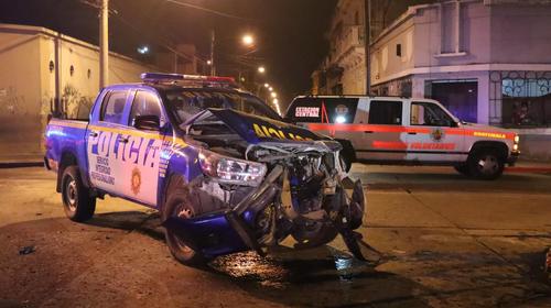 Patrulla y cami&oacute;n del Ej&eacute;rcito chocan durante el toque de queda