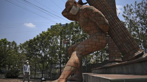 Ponen mascarilla a los monumentos como campaña de concientización