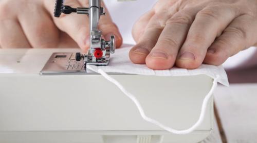 Miss Guatemala, Alida Boer, hace mascarillas para apoyar al país