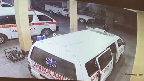 Roban unidad de los bomberos durante el toque de queda