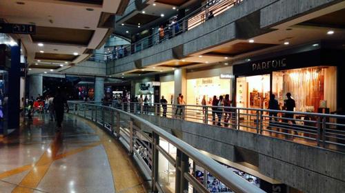 Usac pide a Giammattei mantener cerrados los centros comerciales