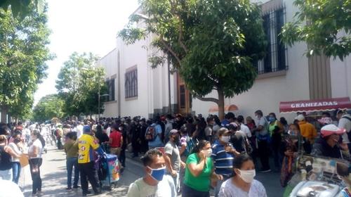 Heladeros y lustradores exigen bono frente a Casa Presidencial