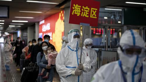 China corrige datos y aumenta número de muertos por coronavirus 