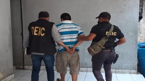 Agentes de PMT golpean a sospechoso de asesinar a su compañero