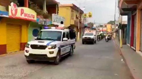 Con patrullas y ambulancias despiden a exacalde de Ayutla