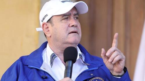 Se reduce toque de queda y restricciones se amplían una semana