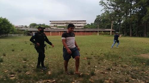 Jugaban fútbol durante el toque de queda y los capturaron