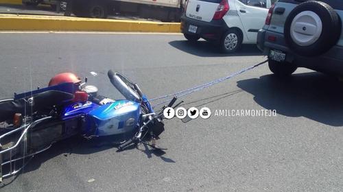 Motorista remolcado por un carro sufre accidente en la zona 13