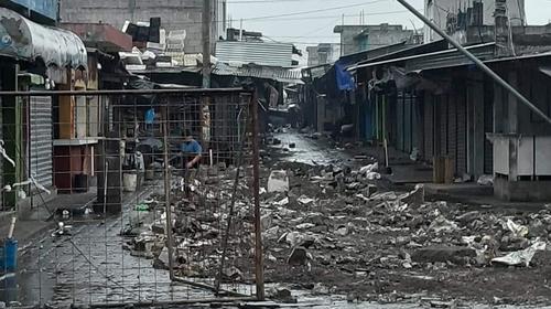 Alcalde bloquea paso al mercado con ripio, tierra y piedras