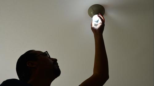 Giammattei: "Hay errores en ley que prohíbe cortar servicios"