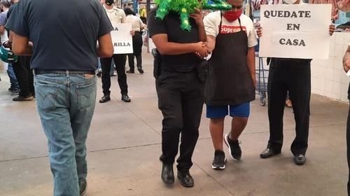 Agente de PNC se disfraza de "coronavirus" en Villa Nueva