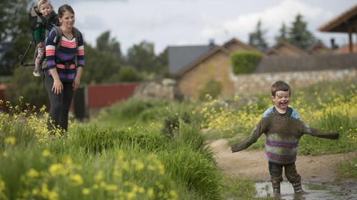 Tras 42 días de encierro, niños españoles salen de sus casas
