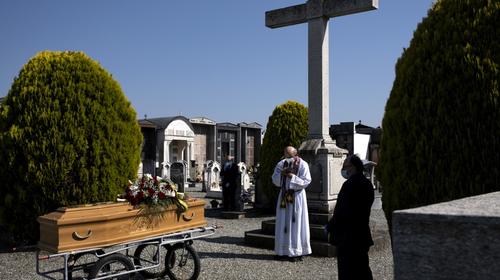 "Sellamos el ata&uacute;d de inmediato": virus cambi&oacute; tradici&oacute;n italiana