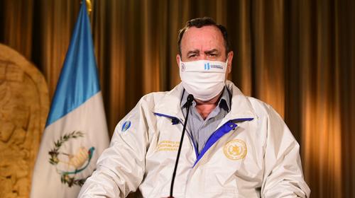 "El vuelo maldito", dice Giammattei sobre el avión con deportados