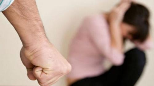 Hombre incumple toque de queda para agredir a su expareja