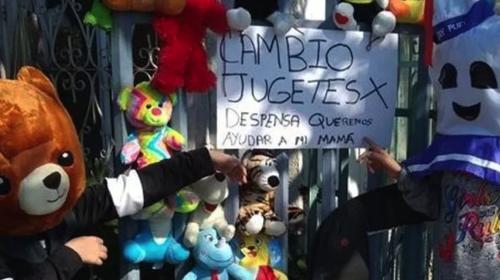 Niño cambió sus juguetes por alimentos para su familia