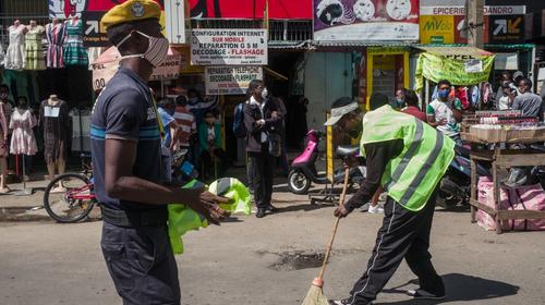 Madagascar: Polic&iacute;a obliga a barrer a quien salga sin mascarilla