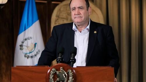 Giammattei se queja de opositores y pide aprobar ley de servicios