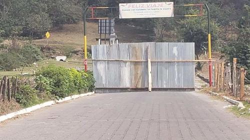 Con láminas y madera cierran ingreso a municipio por el Covid-19