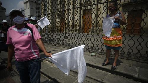 Giammattei acusa de "acarreados" a personas con banderas blancas