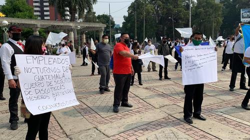 Meseros y empleados de discotecas piden ayuda en el Obelisco
