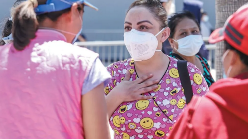 Enfermera lleva cartas de familiares a pacientes con Coronavirus