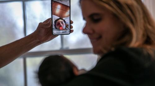 Guatemalteca con Covid-19 conoció a su bebé por videollamada 