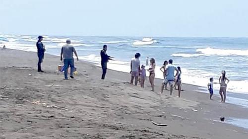 Pese al Covid-19, turistas nacionales visitan playas en Sipacate