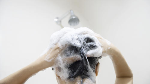 ¿Dulces y duchas nocturnas provocan reaparición de Covid? R/Falso