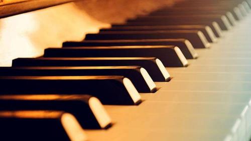 Beirut: Mujer toca el piano en medio de vidrios rotos y escombros