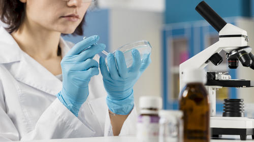 Proteína sería clave en casos graves de covid-19, según estudio